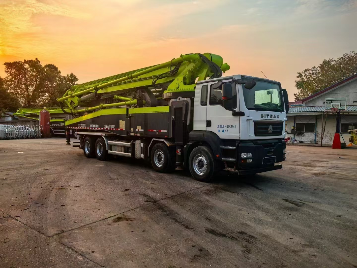 2020 ZLJ5440THBKF 63m Zoomlion 13804*2550*4000m National Six Sitrak Chassis White And Green Used Concrete Pump Truck