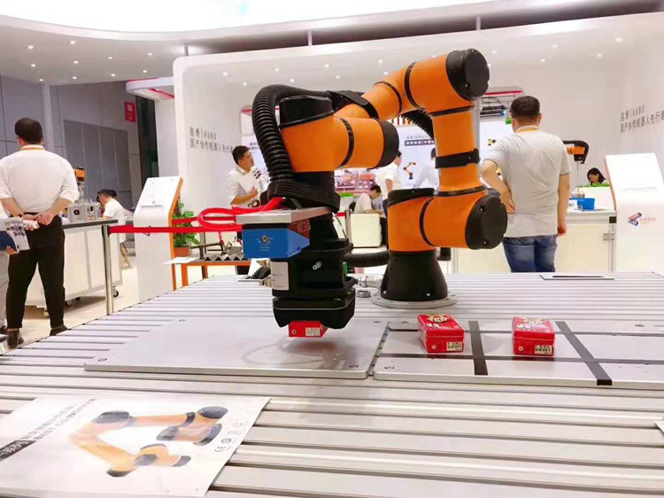 6 axis collaborative robotic arm China famous brand AUBO i5 applying as industrial welding robot
