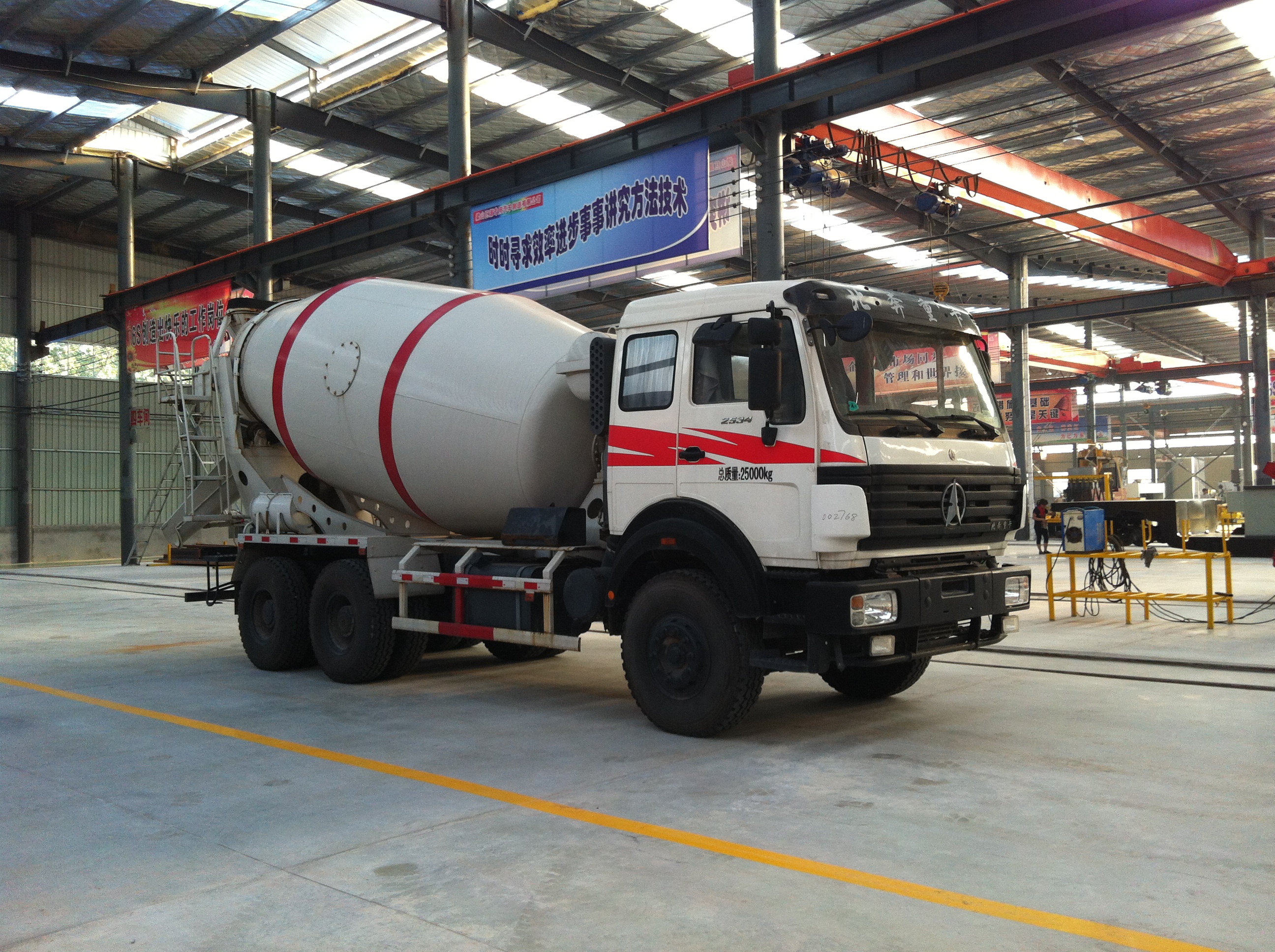 Heavy Duty Self Loading Concrete Mixer Truck 4-15 Cubic Capacity