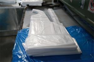 Quality Breathable PE White Disposable Aprons Flat Pack Food Grade Dirt Proof CE Approved wholesale