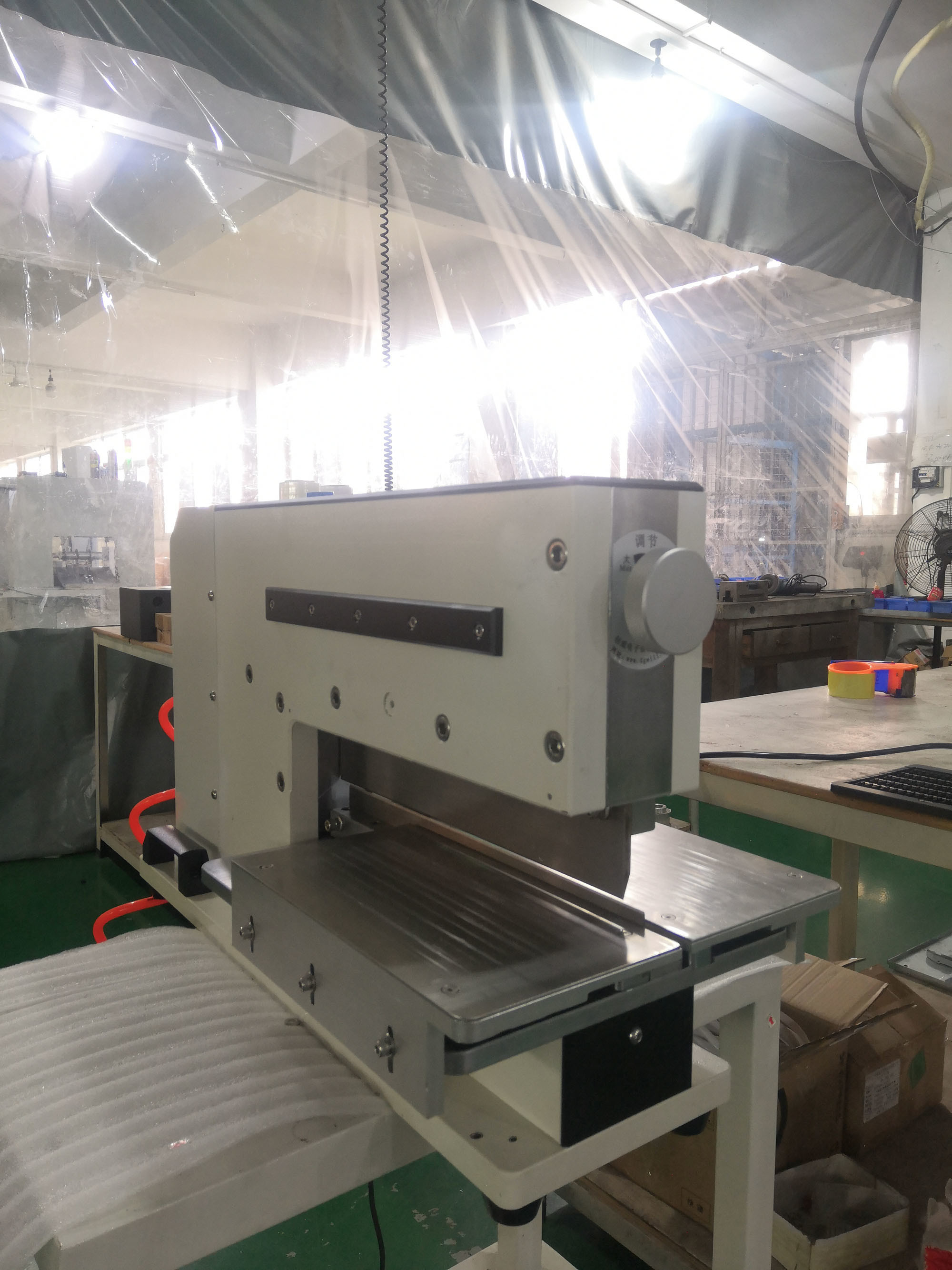 PCBA Depanel PCB Depaneling Pneumatic Alminum Two Linear Blade Stress-Free PCB Depaneling Machine PLC Conctrol