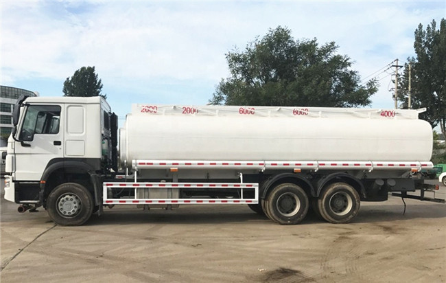 Environmentally Friendly Fuel Tank Tanker , Sinotruk Howo 20000 Liters 6000 Gallon Diesel Oil Transporter