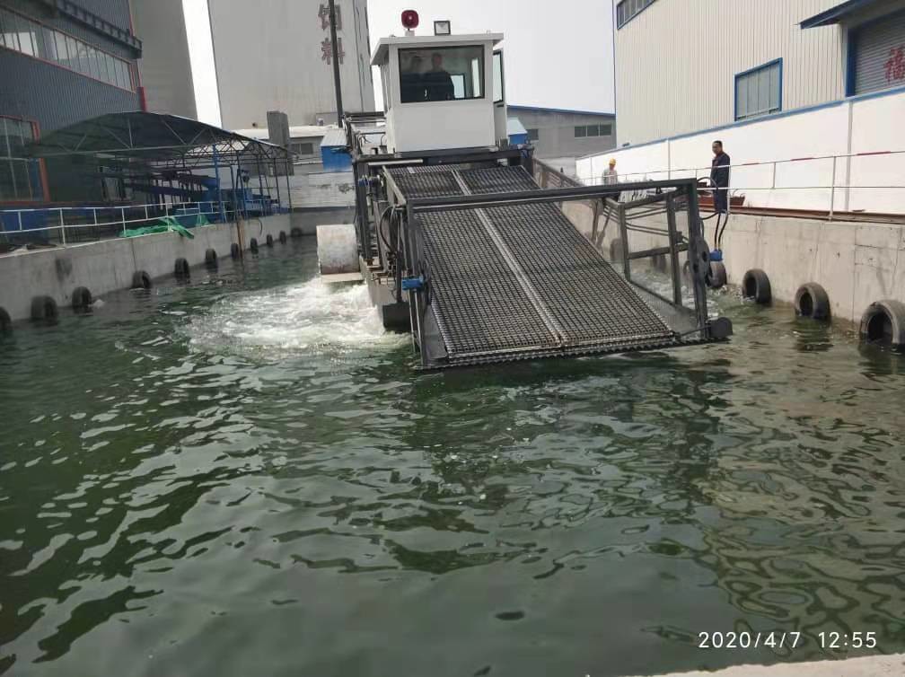 70KW Stainless Steel Aquatic Weed Boat Harvester With Storage Tipper Body For Water Weed Hunting
