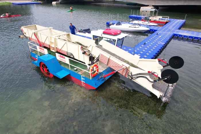 Gear Drive Aquatic Weed Harvesting Machine Diesel Engine With 0.55 M Empty Draft For Duckweed Enteromorpha