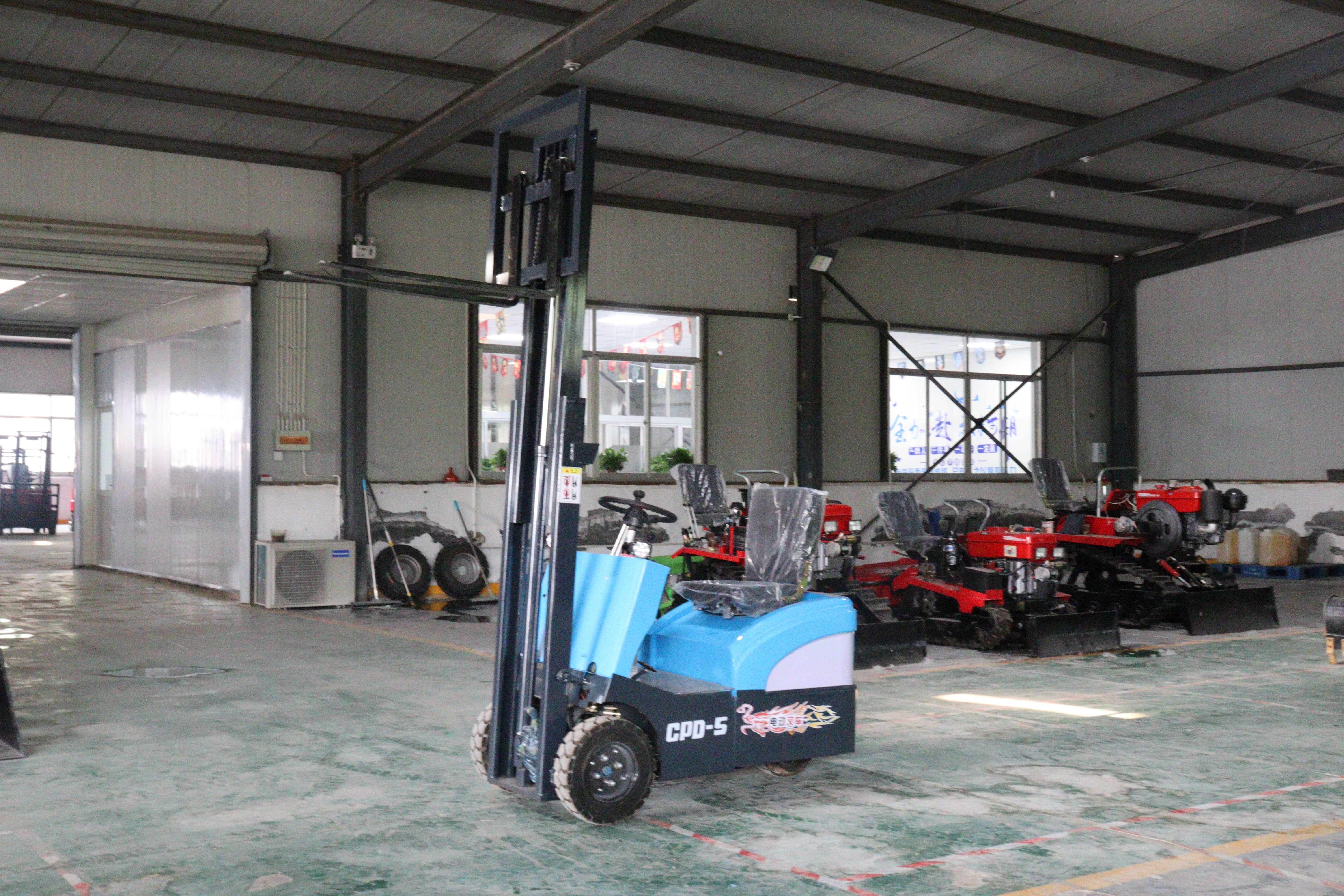 1 Ton Three Wheel Electric Forklift 3-6 Meters , Rated Voltage 60V No-Load Speed 13 Km/H