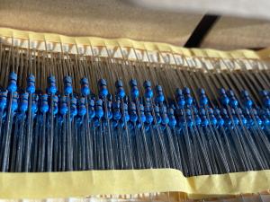 China 25PPM 330K 1/4W DIP Metal Film Fixed Resistor 1K 100R 0.1% 0.25W Electronic Resistor on sale