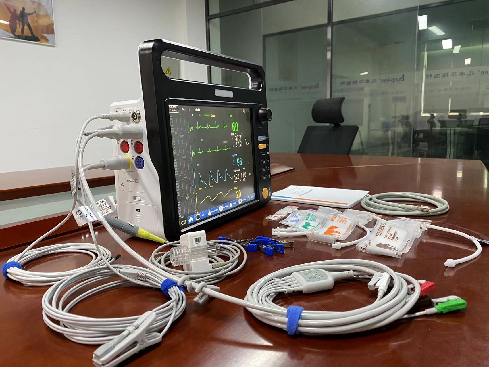 Fanless Veterinary Multiparameter Monitor Multilingual With 12.1 Inch Screen