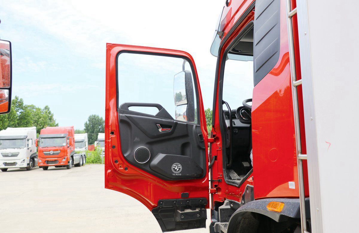 Light Goods Vehicle 4x2 Carry Truck with Box 180Kw Engine Power 6.2-8m Cargo Tank