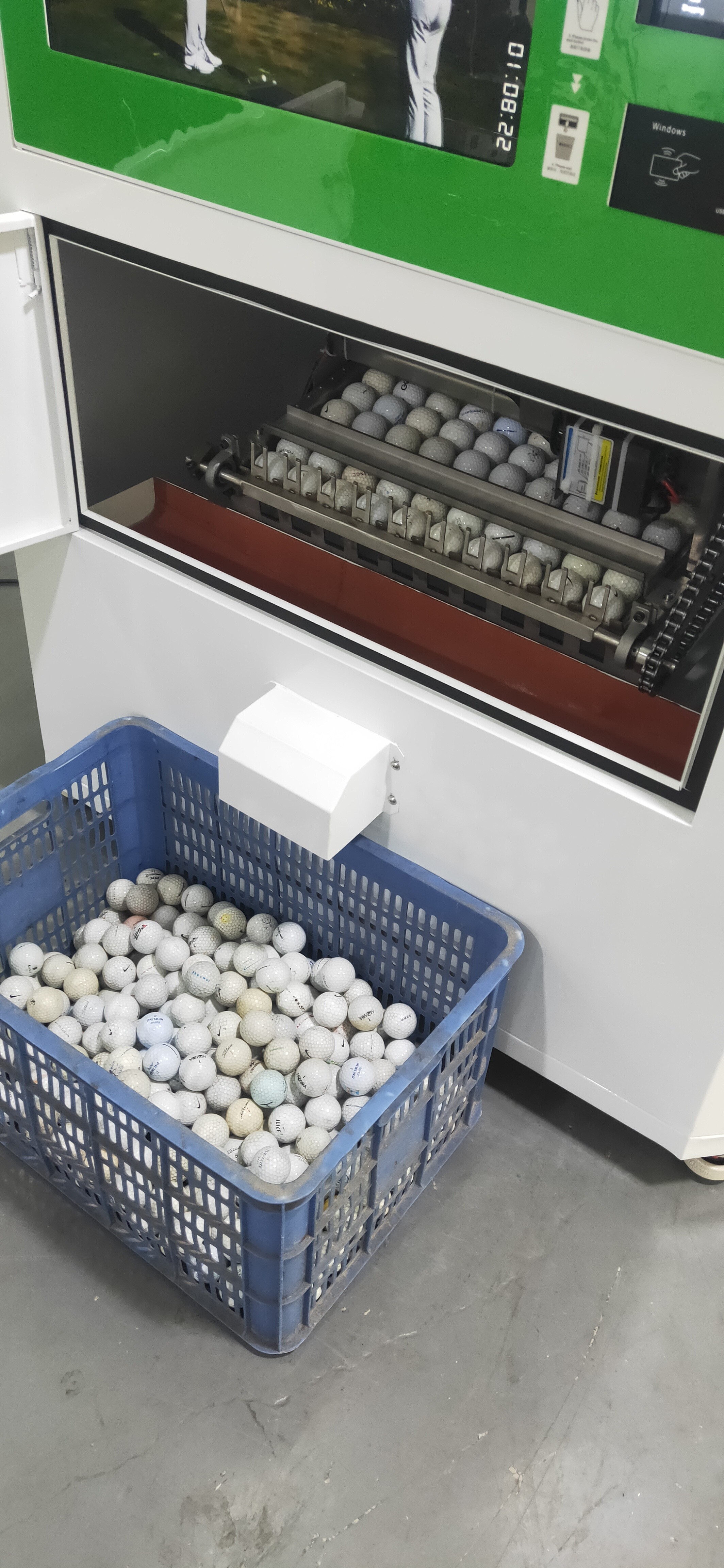 10000pcs Capacity Ball Dispenser Golf Club Vending Machine With 22 Inch Ads Screen