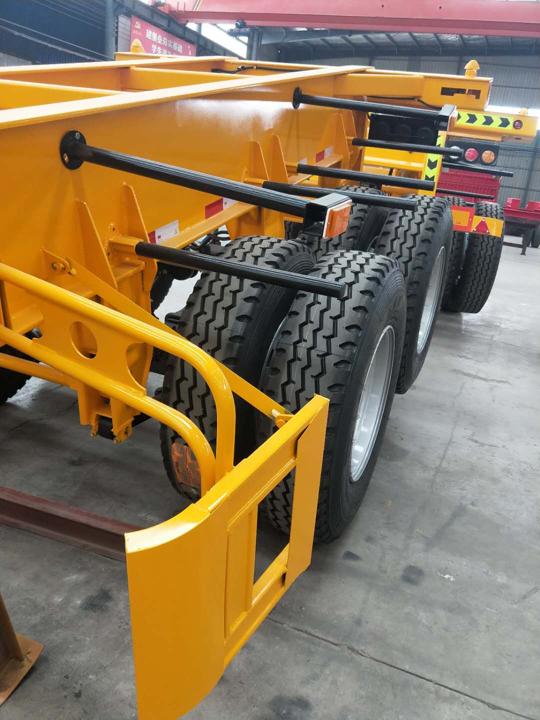 Mechanical Suspension Tri-Axle Skeleton Semi Trailer for Construction Site and 7pin Plug