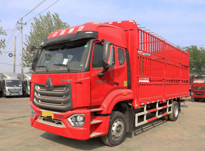 Red 8x2 Truck Diesel Heavy Truck Vehicle 316/429 Horsepower