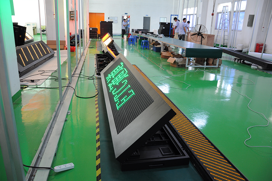 Traffic Road Arrow Message Guidance LED Sign Trailer 2.56x1.28m Vms Led Display