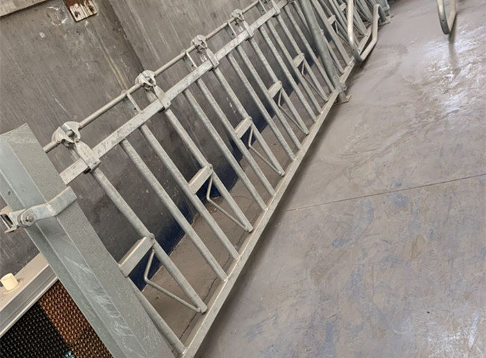 1.8/2/2.4meters Cattle Headlock Feeder Hot Dip Galvanized Livestock Panels
