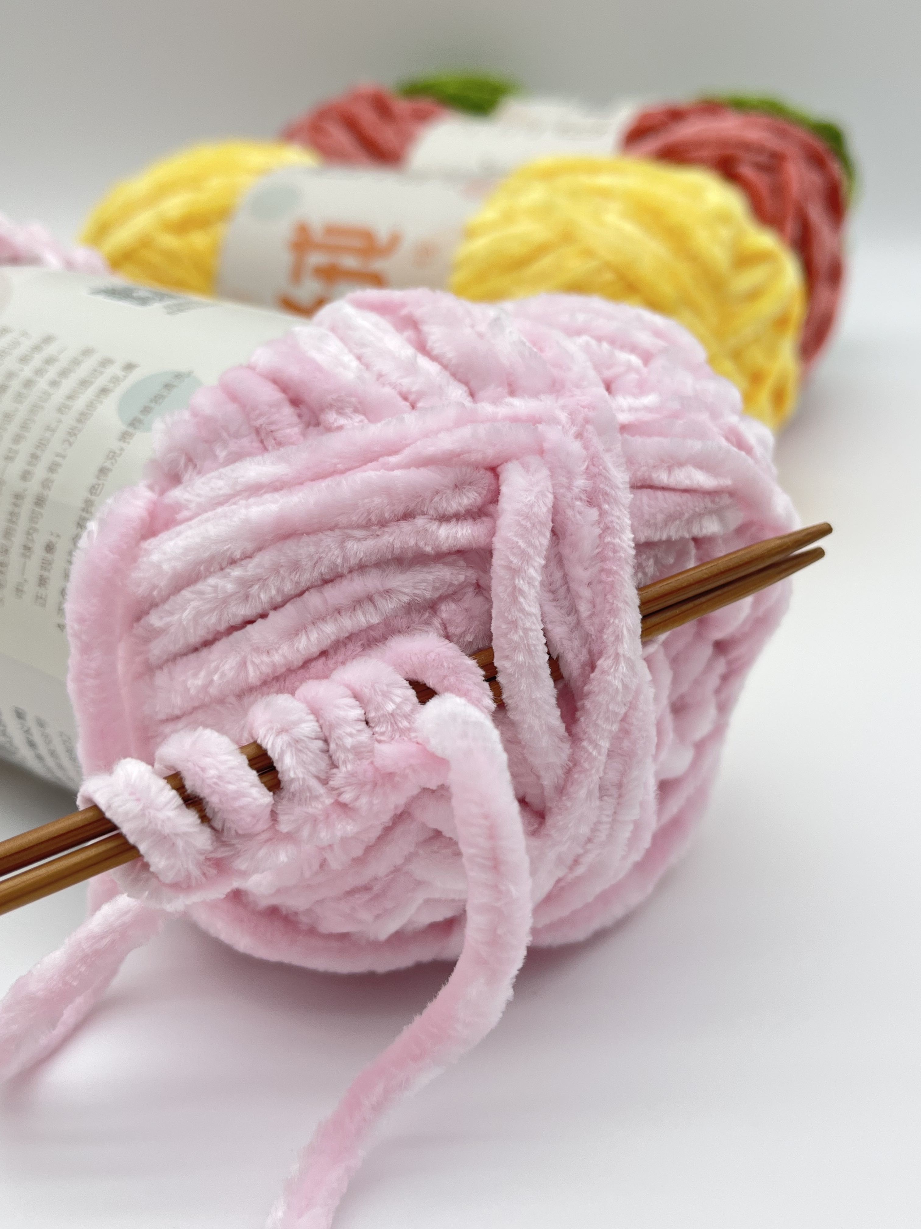 100gram 100meters Chenille Yarn Soft And Fluffy Micro Polyester Fluffy Yarn For Crochet