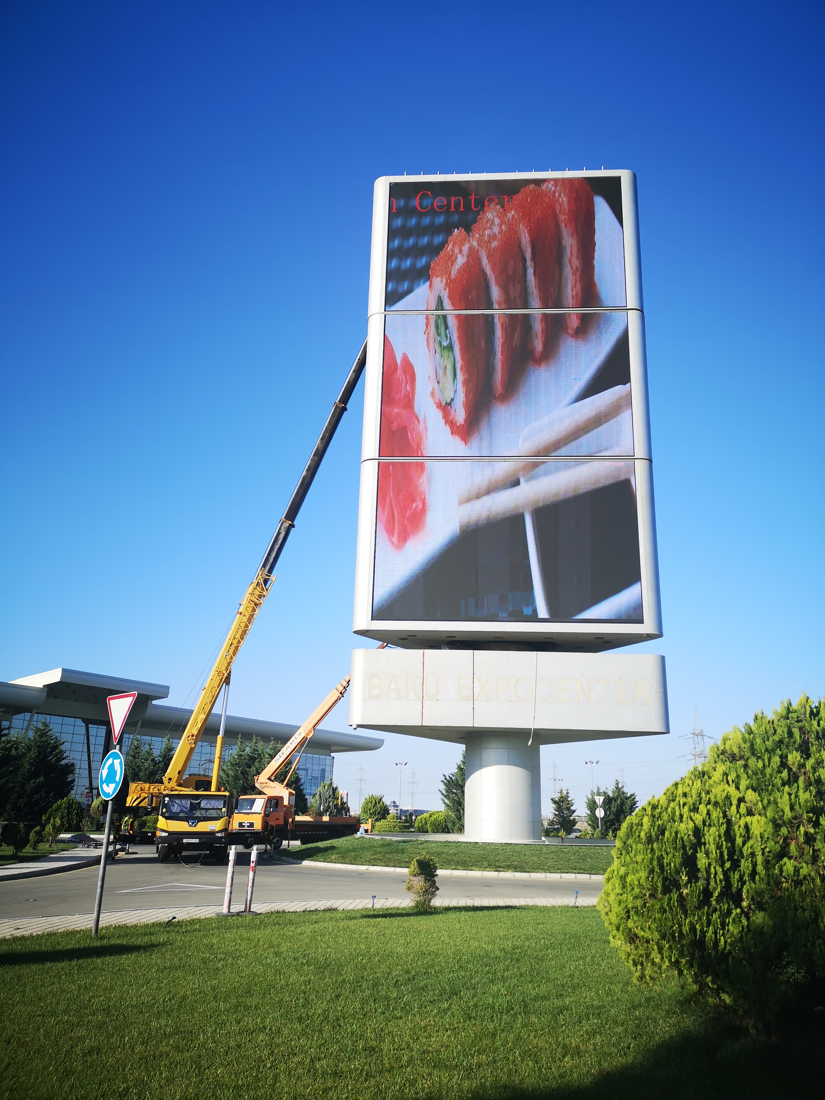 Small Pitch Large Outdoor LED Display Board With Seamless Splicing 976mm Size Panel
