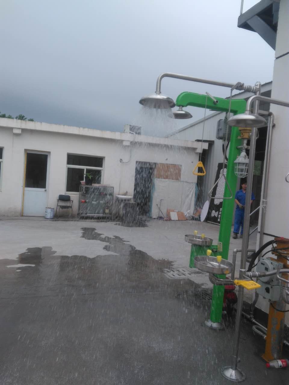 INDUSTRIAL SAFETY SHOWER Stainless steel Wall mounted emergency eyewash station