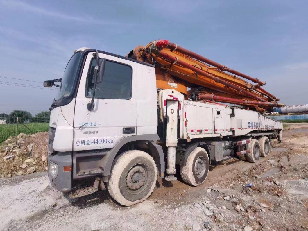 Original Condition 56 Meter Zoomlion Concrete Pump Truck with 6 Boom Sections