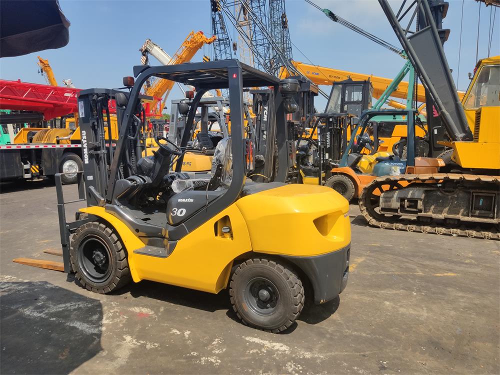 Komatsu 3 Ton Diesel Forklift with Lifting Tools in Good Condition