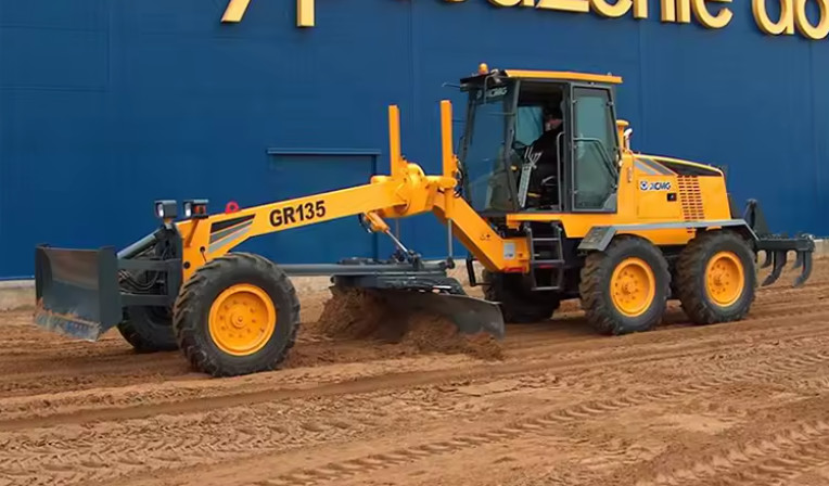 XCMG Original Manufacturer GR135 Tractor Motor Grader 135HP Mini Yellow Pressure Vessel Russia Video China Weight