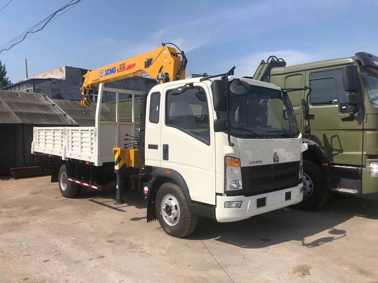 Sinotruk xcmg 15T Truck Mounted Crane Lorry Crane Truck With Crane Pickup Truck RHD