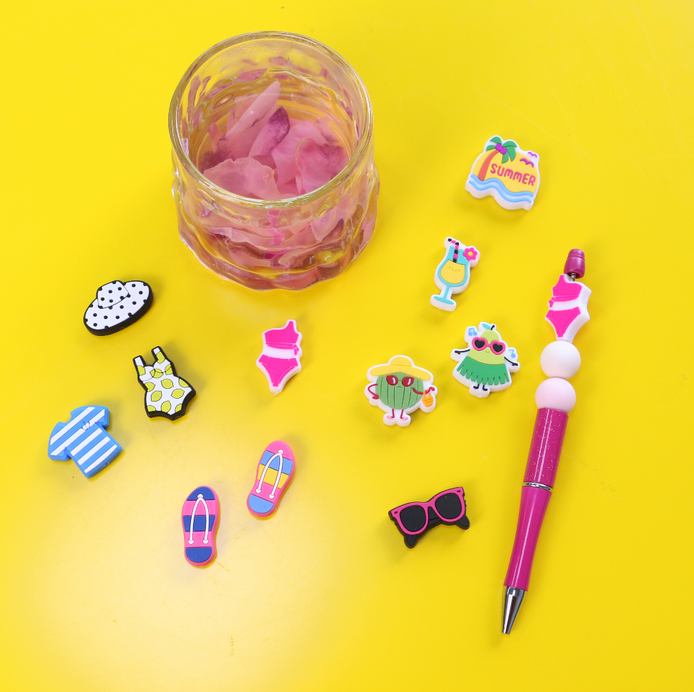 Wholesale colorful Bpa Free Food Grade Silicone Pet Dog Training Fish Shape Toys Snack Slow Leak Silicone Feeder Fish Toys