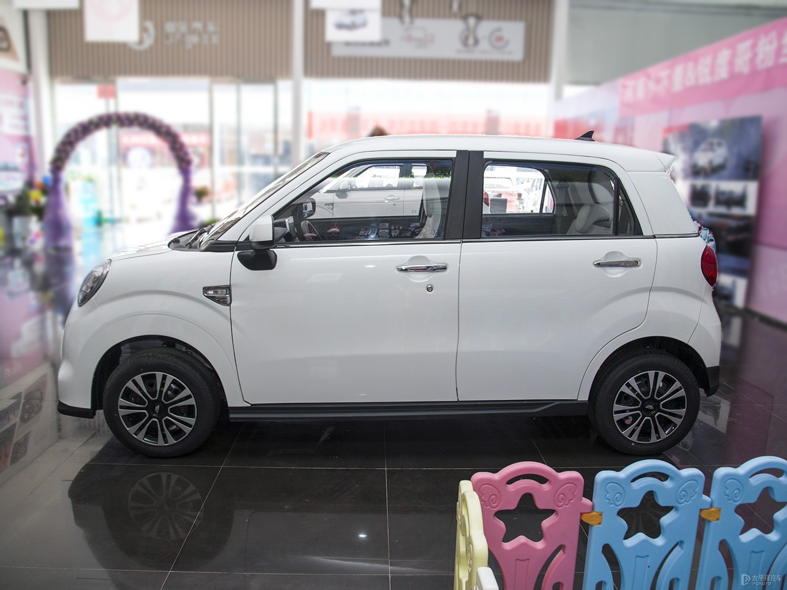 Discount sales in inventory Best price New LHD 4 Seats Mini EV LINGBAO BOX Electric Car Mini electric car cheap electric