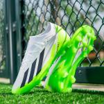 Low-Top Soccer Shoes For Students With Long And Short Studs sole design