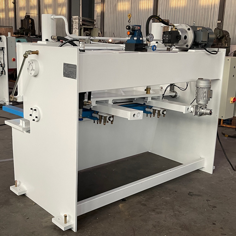 4mm Sheet Metal Hydraulic Guillotine Shearing Machine Electric Blade Clearance Adjustment 2400*1700*1700mm