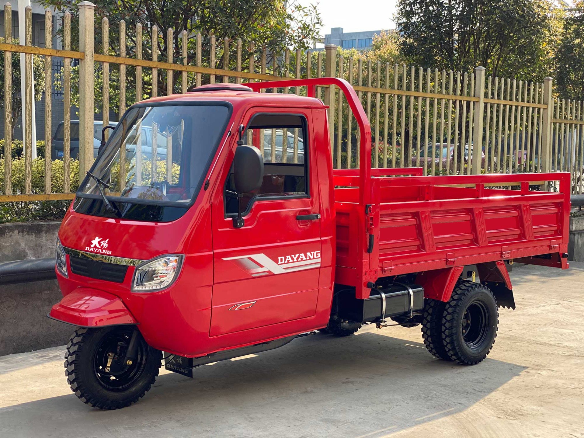 1 Passenger DAYANG Enclosed Cabin Cargo Tricycle with 200CC 250CC 300CC 350CC 3 Wheels