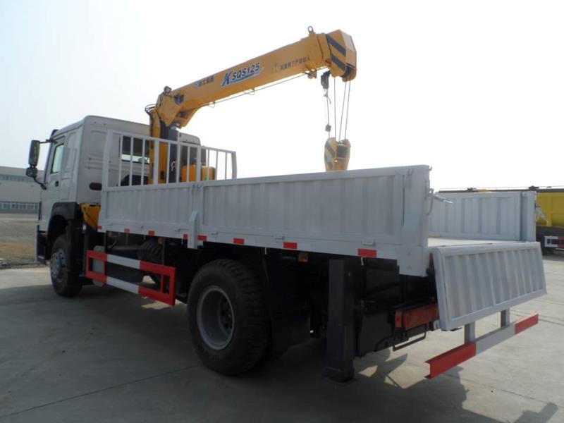 truck with crane.pic