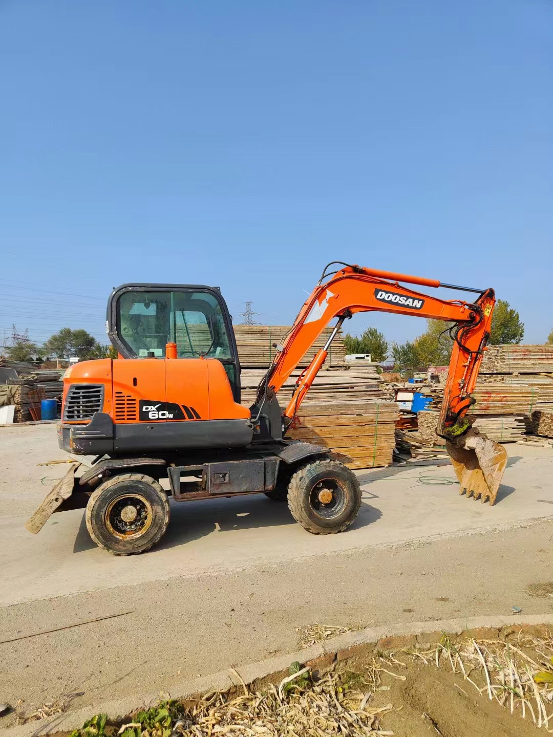 6000 KG Doosan Dx60 Second-hand Wheeled Excavator with and Original Hydraulic Valve