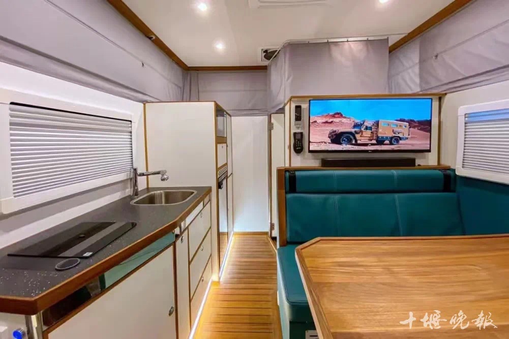 Manual Window and Air Conditioner Dongfeng M50 Awd 4X4 Off-Road RV Camper Mini Truck