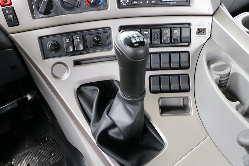 Model Tractor Trailer Head Truck Dongfeng 6x4 LNG CNG Tractor Truck with Touch Screen