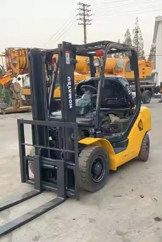 High-Performance Used Komatsu Forklifts 30 Komatsu FD30 3 Tons Stages Duplex Masts in Eastern Europe