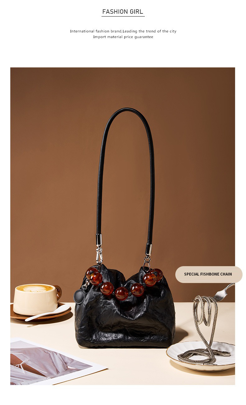Functional and Fashionable All-in-one Niche Design grade Pearl Hand Bill Shoulder Bag