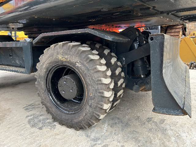 Hyundai R210W-9 Excavator Tyre