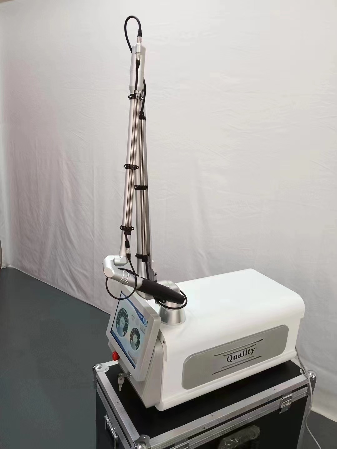 6 Wavelength IPL Laser Beauty Machine With Adjustable 6-14mm Spot 0.02s-0.99s Pulse