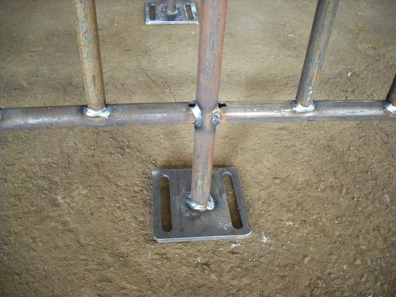 Anti Corrosive Pig Farrowing Equipment , Galvanized Breeding Crate For Swine