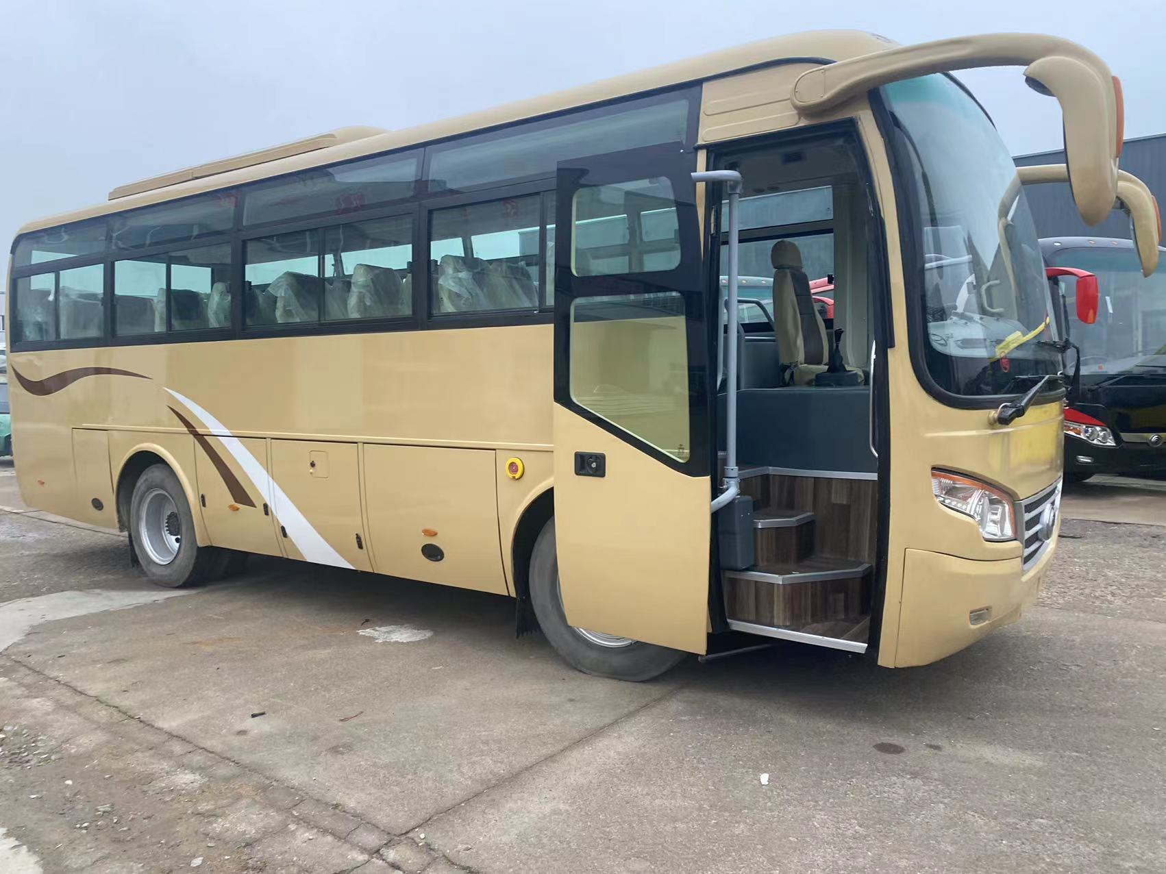 Yu tong 35 Seats Diesel School Bus with Manual Transmission and Leaf Spring Suspension
