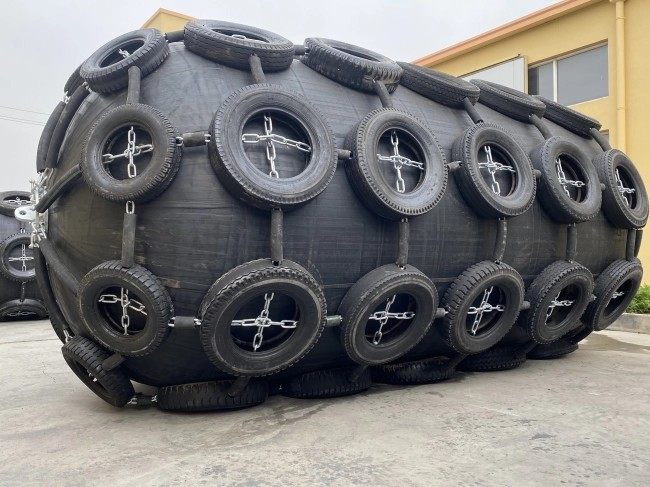 Marine Vessel Ship 50kPa Pneumatic Rubber Fender With Tires And Chains Protect Dock Ship