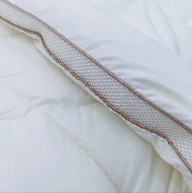 All-Season Solid Color Hypoallergenic Polyester Fill Machine Washable Quilt