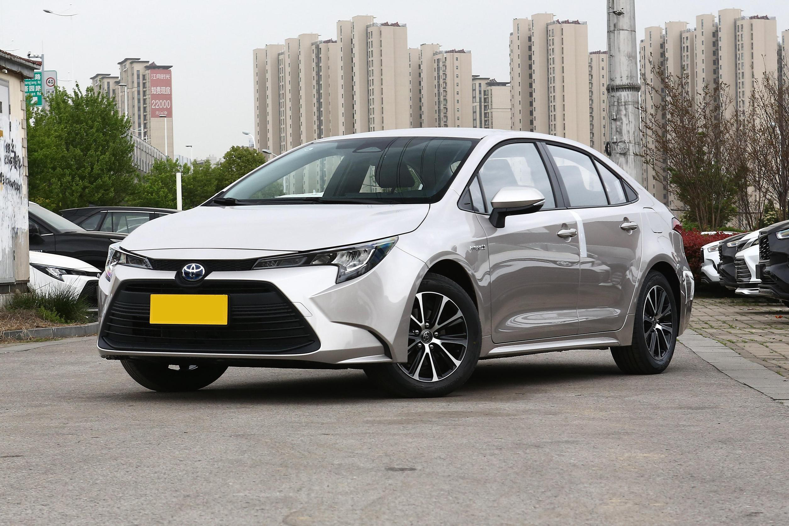 TO-YOTA LEVIN Hybrid Electric Car High Speed Electric Vehicle with 2700mm Wheelbase and 5 Seating Arrangements