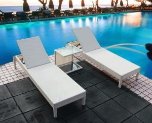 Quality Outdoor garden wicker furniture sunbed PE Rattan beach chair Chaise lounge chair wholesale