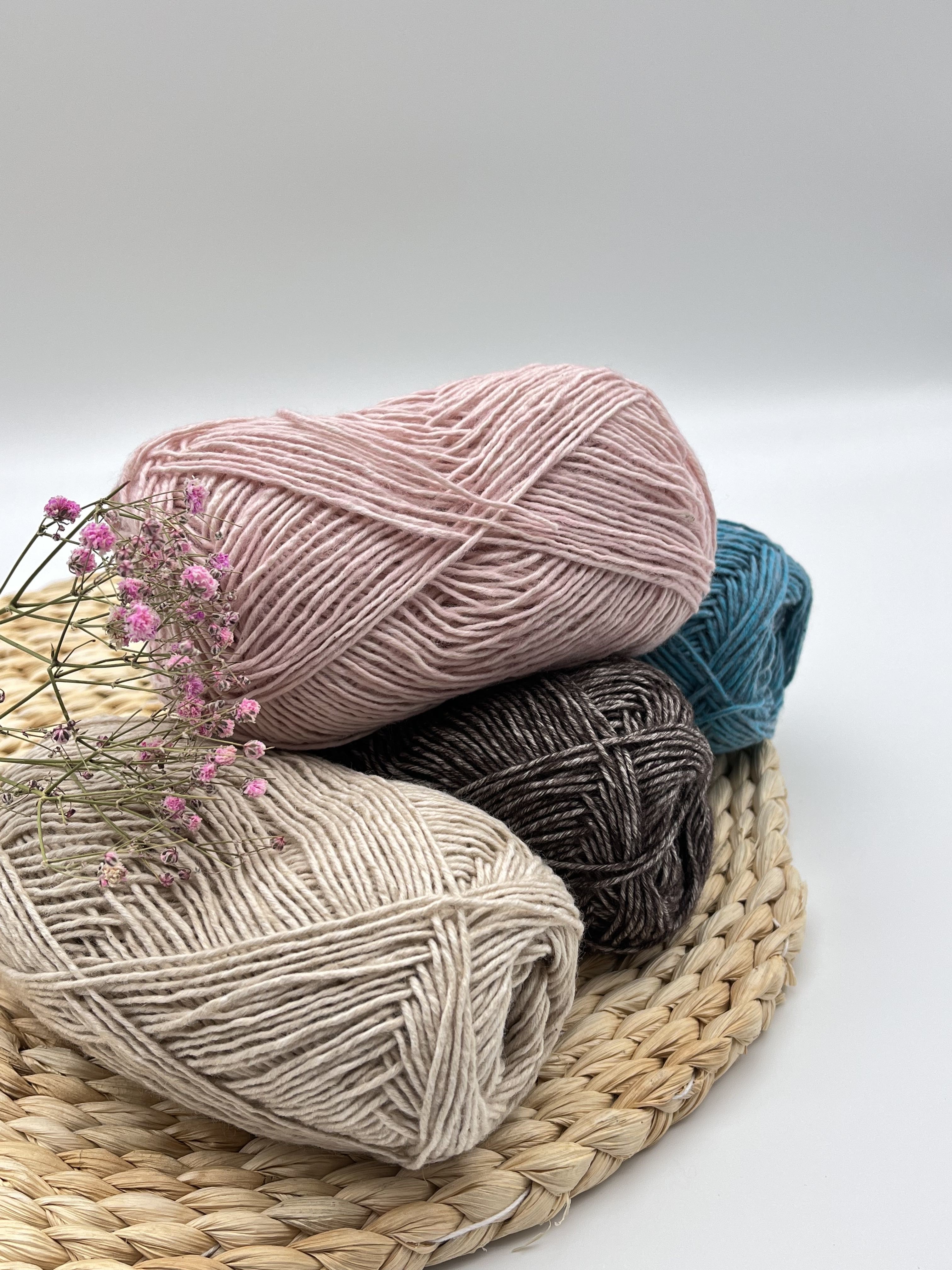 1/2.6NM 80% Cotton 20% Acrylic Soft Fluffy Jet Yarn For Hand Knitting