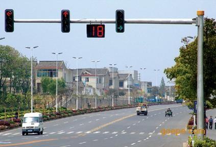 Hot Dip Galvanized 6.5m Standard Traffic Light Pole 11m Single Arm For Traffic