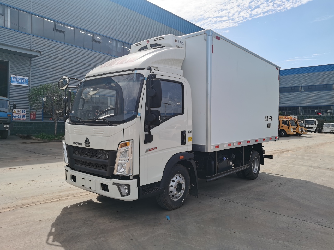 SINOTRUK 4*2 Freezer Truck Frozen Food Transport Chiller Van