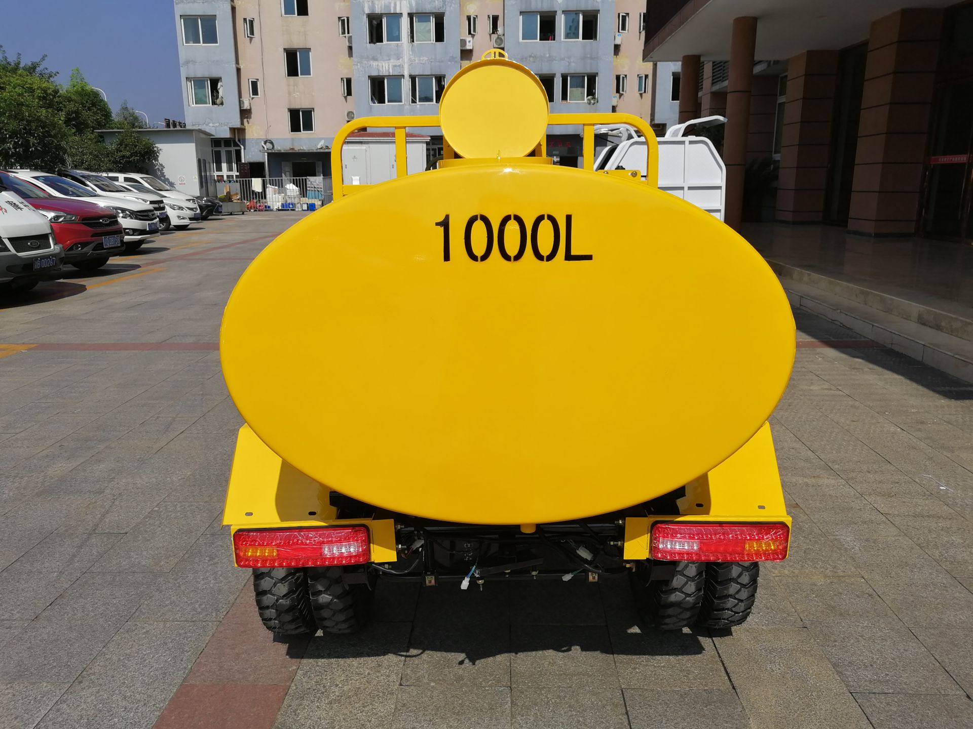 1600L Sprinkler Tricycle with Motorized Driving Type and 250CC Displacement Suitable