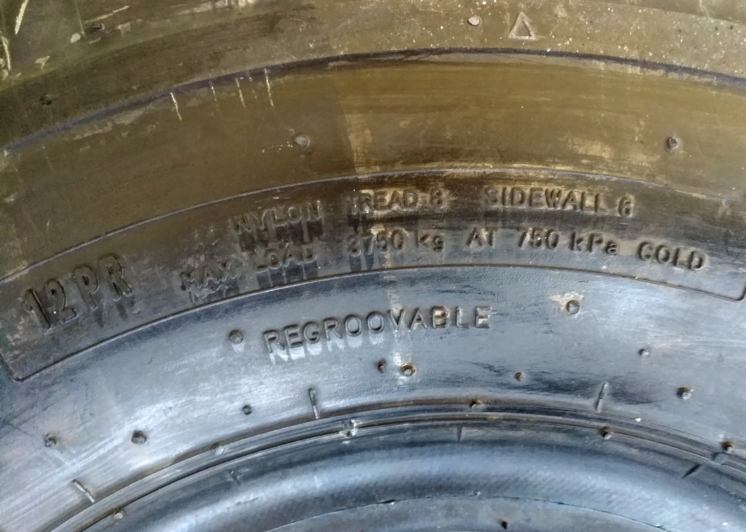 Anti Sideslip Industrial Forklift Tires 8.25-12NHS Narrow Grooves Stable Performance