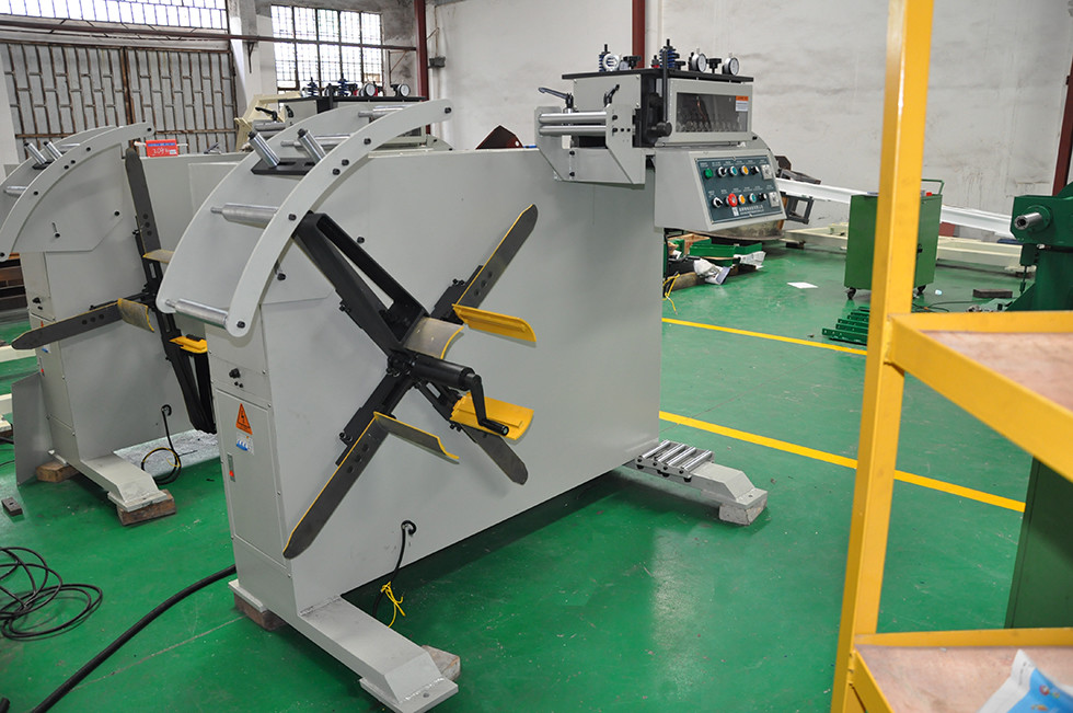 Pinch Rolls Pressing Arm Metal Steel Coil Uncoiler with Straightener Line