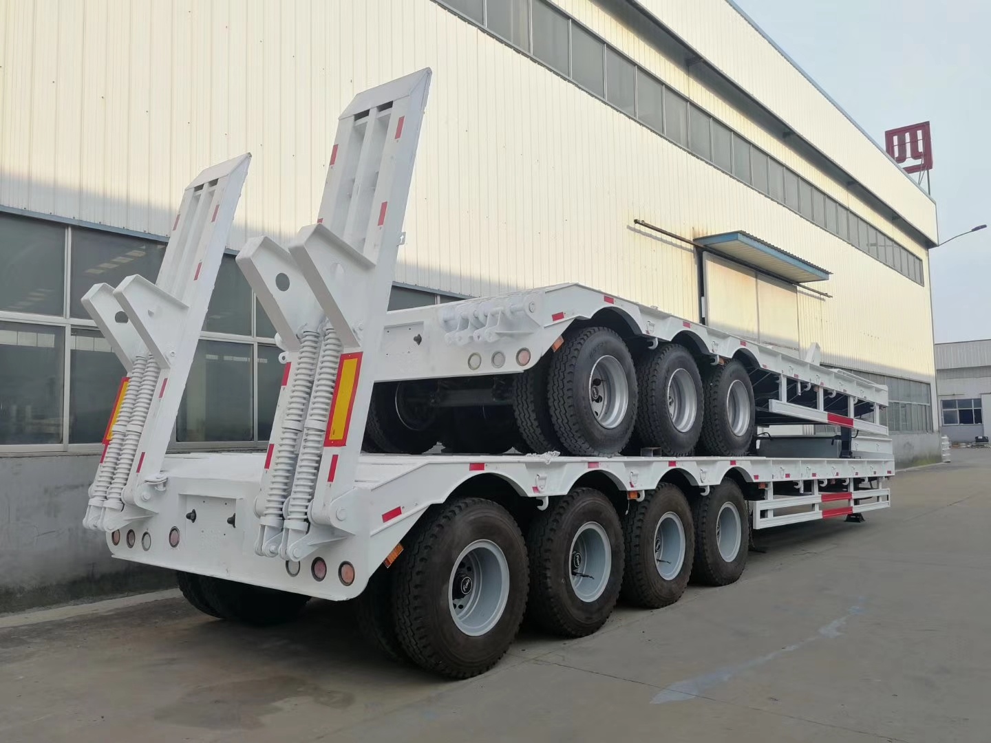 Lowbed Semi-Trailer for Heavy Road Equipment 4 Axles 12.5m 40 Feet Tire 245/70r19.5